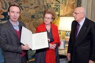 Roberto Benigni mostra la copia anastatica della Costituzione Italiana ricevuta dal Presidente Giorgio Napolitano