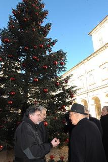 Il Presidente Giorgio Napolitano nel corso dell'incontro con una delegazione dell'Associazione Internazionale Produttori del verde &quot;Moreno Vannucci&quot; e della ex Comunità Montana dell'Appennino Pistoiese, che hanno donato l'albero di Natale al Quirinale