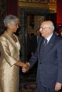 Il Presidente Giorgio Napolitano con la Signora Gail Marie Mathurin, nuovo Ambasciatore della Repubblica di Giamaica, al termine dei colloqui, in occasione della presentazione delle Lettere Credenziali