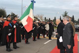 Il Presidente Giorgio Napolitano nel corso degli onori militari al Comando Operativo di Vertice Interforze in occasione del collegamento in videoconferenza per rivolgere gli auguri ai contingenti militari italiani impegnati nelle missioni internazionali