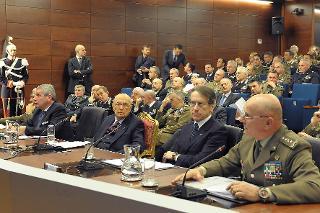 Il Presidente Giorgio Napolitano in videoconferenza con i contingenti militari italiani impegnati nelle missioni internazionali per gli auguri di Natale e capodanno