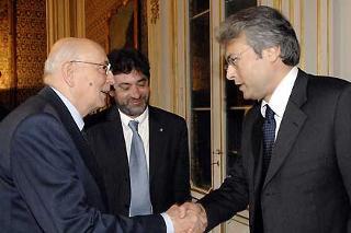 Il Presidente Giorgio Napolitano accoglie Giovanni Chiodi, Sindaco di Teramo. Al centro della foto: Ernino D'Agostino, Presidente della Provincia di Teramo
