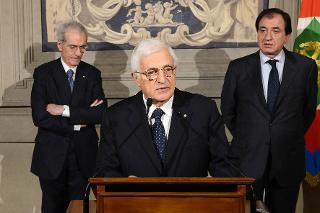Il Segretario generale della Presidenza della Repubblica, Donato Marra, legge il comunicato con il quale si annuncia che il Presidente Napolitano ha firmato il decreto di scioglimento delle Camere