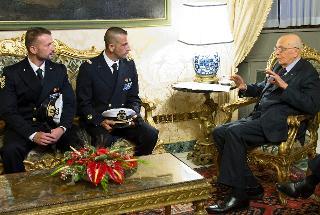 Il Presidente Napolitano con i sottufficiali della Marina Militare Massimiliano Latorre e Salvatore Girone appena rientrati dall'India