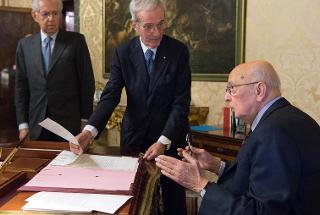Il Presidente Giorgio Napolitano durante la firma, alla presenza del Presidente del Consiglio Mario Monti e del Consigliere Salvatore Sechi, i decreti di convocazione dei comizi elettorali