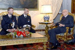 Il Presidente Giorgio Napolitano con i sottufficiali della Marina Militare Massimiliano Latorre e Salvatore Girone appena rientrati dall'India