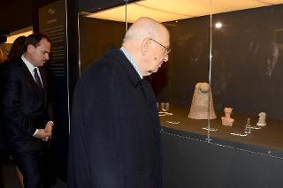 Il Presidente Giorgio Napolitano durante la visita alla mostra dal titolo &quot;I tesori della tradizione culturale albanese&quot;