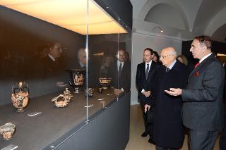Il Presidentel Giorgio Napolitano durante la visita alla mostra dal titolo &quot;I tesori della tradizione culturale albanese&quot;, illustrata dal Prof. Apollon Bace