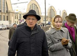 Il Presidente Giorgio Napolitano durante la breve passeggiata in città.