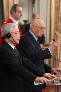 Il Presidente Giorgio Napolitano e il Segretario generale del Comitato Centrale del Partito Comunista del Vietnam Nguyen Phu Trong nel corso dell'incontro con la stampa