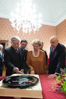 Il Presidente Giorgio Napolitano e la consorte Clio con il Segretario generale del Comitato Centrale del Partito Comunista del Vietnam, Nguyen Phu Trong, nel corso dello scambio dei doni