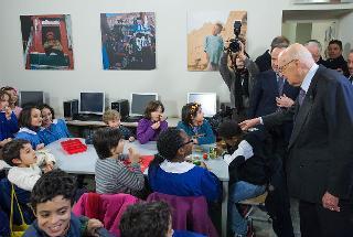 Il Presidente Giorgio Napolitano saluta un gruppo di ragazzi, al termine della visita al Museo d'Arte Orientale