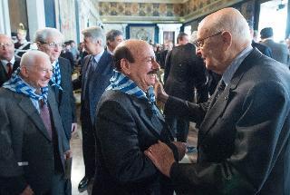 Il Presidente Giorgio Napolitano saluta alcuni ex internati e deportati che hanno partecipato alla celebrazione del &quot;Giorno della Memoria&quot;