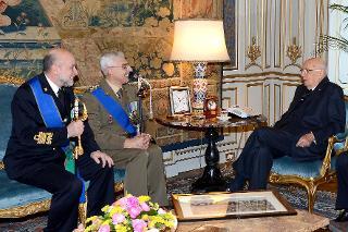 Il Presidente Giorgio Napolitano con il Gen. Biagio Abrate e Amm. Sq. Luigi Binelli Mantelli, rispettivamente Capo di Stato Maggiore della Difesa uscente e subentrante