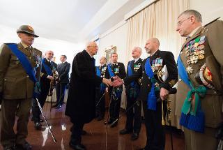 Il Presidente Giorgio Napolitano al suo arrivo alla Caserma Gandin saluta i vertici delle Forze Armate, poco prima della cerimonia di avvicendamento dela Capo di Stato Maggiore della Difesa
