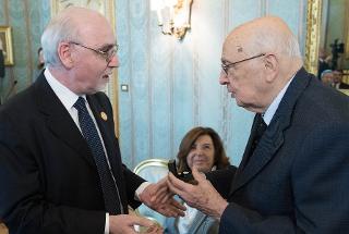Il Presidente Giorgio Napolitano riceve da Enzo Iacopino, Presidente dell'Ordine Nazionale dei Giornalisti, il distintivo realizzato in occasione dei 50 anni della legge istitutiva dell'Ordine
