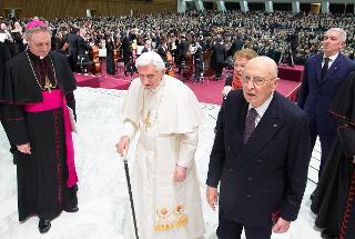Il Presidente Giorgio Napolitano e S.S. Benedetto XVI lasciano la Sala Nervi al termine del concerto eseguito in occasione dell'84° anniversario della firma dei Patti Lateranensi