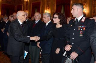 Il Presidente Giorgio Napolitano saluta i congiunti degli infoibati, insigniti dei diplomi e delle medaglie commemorative in occasione della cerimonia del Giorno del Ricordo