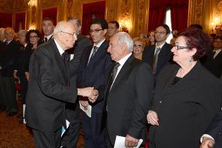 Il Presidente Giorgio Napolitano saluta i congiunti degli infoibati, insigniti dei diplomi e delle medaglie commemorative in occasione della cerimonia del Giorno del Ricordo