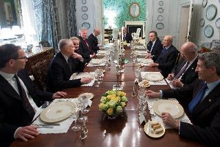 Il Presidente Giorgio Napolitano nel corso del pranzo con Madeline Albright, Zbigniew Brzezinski, Charles Kupchan e Jim Hoagland