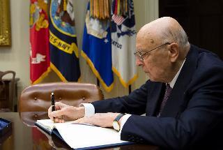 Il Presidente Giorgio Napolitano firma il Libro d'Onore al suo arrivo alla Casa Bianca