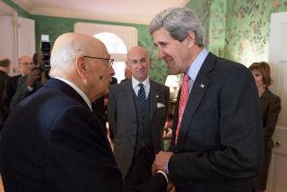 Il Presidente Giorgio Napolitano accoglie alla Blair House John Kerry, Segretario di Stato degli Stati Uniti d'America