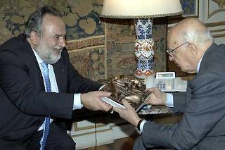 Il Presidente Giorgio Napolitano con il Presidente dell'AVIS, Andrea Tieghi, in occasione dell'incontro al Quirinale