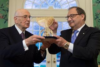 Il Presidente Giorgio Napolitano riceve da Abraham Foxman, Presidente della Anti-Defamation League, il premio &quot;Distinguished Statesmen Award&quot;