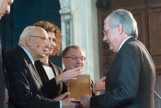Il Presidente Giorgio Napolitano consegna il Premio Leonardo 2012 a Roberto Colaninno, Presidente di Piaggio & C. Spa