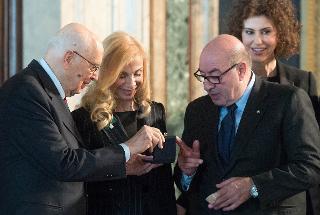 Il Presidene Giorgio Napolitano consegna il Premio Leonardo alla carriera a Dante Ferretti e alla Signora Francesca Lo Schiavo