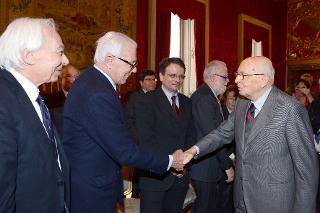 Il Presidente Giorgio Napolitano nel corso dell'incontro con una delegazione dell'Associazione Gruppo 2003 per la ricerca Scientifica in occasione del 10° Anniversario della Fondazione del Gruppo 2003&quot;