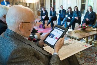 Il Presidente Giorgio Napolitano osserva la nuova edizione digitale del Quotidiano &quot;Europa&quot;, presentata dal Direttore Resposabile Stefano Menichini