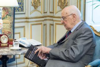 Il Presidente Giorgio Napolitano osserva il libro di Paolo Franchi &quot;Giorgio Napolitano. La traversata da Botteghe Oscure al Quirinale&quot;