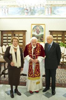 Il Presidente Napolitano e la Signora Clio con Sua Santità Benedetto XVI