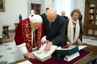 Il Presidente Napolitano e la Signora Clio con Sua Santità Benedetto XVI