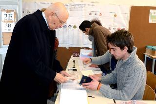 Il Presidente della Repubblica Giorgio Napolitano al Seggio elettorale in occasione del voto