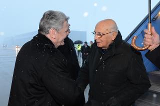 Il Presidente della Repubblica Giorgio Napolitano al suo arrivo a Monaco di Baviera è accolto dal Presidente della Repubblica Federale di Germania, Joachim Gauck
