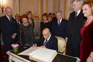 Il Presidente della Repubblica Giorgio Napolitano alla Staatsoper firma il Libro d'Oro