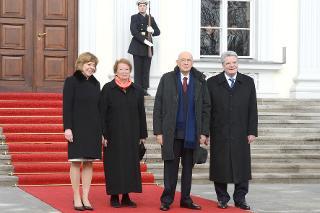 Il Presidente della Repubblica e la Signora Napolitano al loro arrivo al Castello di Bellevue sono accolti dal Presidente Federale Gauck e dalla Signora Schadt