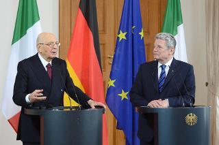 Il Presidente della Repubblica Giorgio Napolitano e il Presidente Federale Gauck durante la conferenza stampa