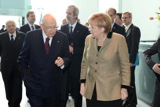Il Presidente della Repubblica Giorgio Napolitano è accolto dal Cancelliere Federale Angela Merkel