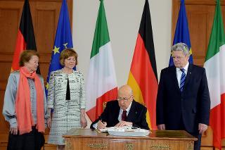 Il Presidente della Repubblica Giorgio Napolitano firma il Libro d'Onore