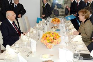 Il Presidente della Repubblica Giorgio Napolitano durante la colazione con il Cancelliere Federale Angela Merkel