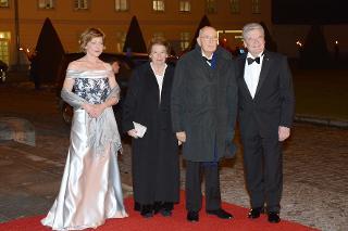Il Presidente della Repubblica e la Signora Napolitano al loro arrivo al Castello di Bellevue sono accolti dal Presidente Federale Gauck e dalla Signora Schadt in occasione del pranzo di Stato