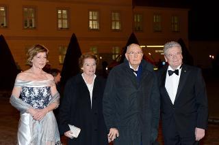 Il Presidente della Repubblica e la Signora Napolitano al loro arrivo al Castello di Bellevue sono accolti dal Presidente Federale Gauck e dalla Signora Schadt in occasione del pranzo di Stato