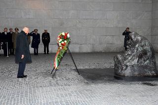 Il Presidente della Repubblica Giorgio Napolitano davanti al Monumento della Neue Wache