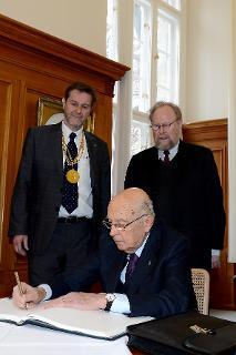 Il Presidente della Repubblica Giorgio Napolitano all'Università Humboldt a Berlino firma il Libro d'Oro