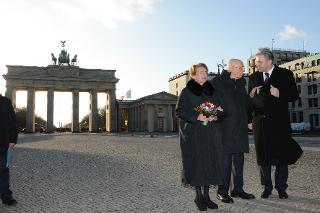 Il Presidente Giorgio Napolitano la signora Clio e il Sindaco e Governatore del Land di Berlino di fronte alla Porta di Brandeburgo in occasione della Visita di Stato nella Repubblica Federale di Germania