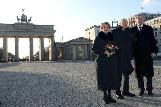 Il Presidente Giorgio Napolitano la signora Clio e il Sindaco e Governatore del Land di Berlino Klaus Wowereit di fronte alla Porta di Brandeburgo in occasione della Visita di Stato nella Repubblica Federale di Germania