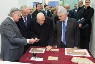 Il Presidente Giorgio Napolitano con il Presidente e l'Amministratore Delegato di Poste Italiane Giovanni Ialongo e Massimo Sarmi, osserva la busta celebrativa del 100° anniversario dell'istitutzione dell'Ufficio Postale "Roma Quirinale" illustrata dal Dott. Emilio Simonazzi